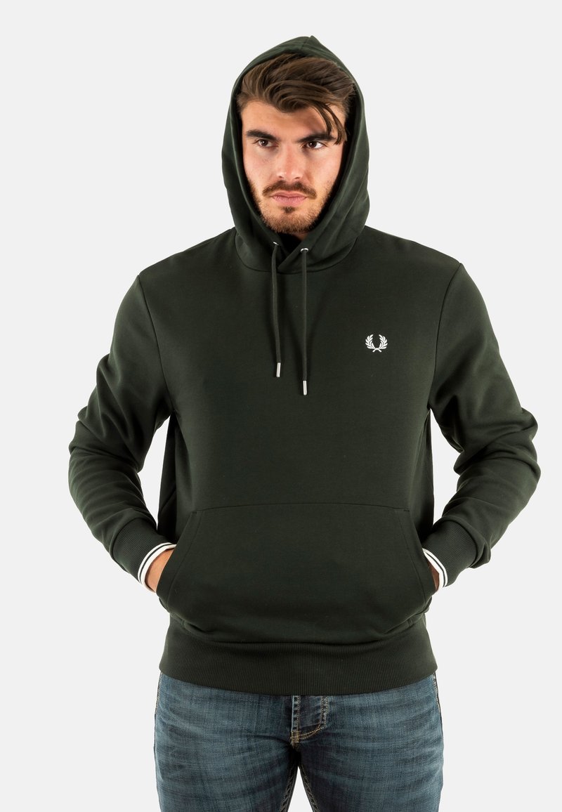 Sudadera con capucha de tela verde oscuro, con un bolsillo frontal, puños acanalados con acentos blancos y un logo en la parte izquierda del pecho.
