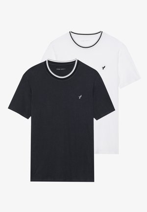 Zwei kurzärmlige T-Shirts: eines schwarz mit weißem Kragen und Logo, das andere weiß mit schwarzem Kragen und Logo; aus Baumwollmischgewebe.