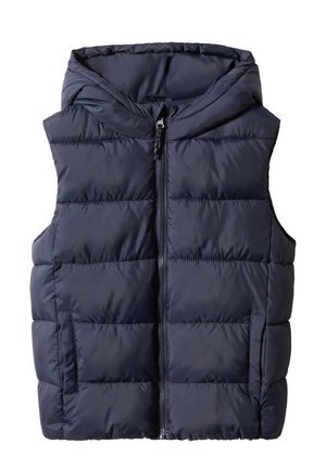Veste sans manches matelassée bleu marine avec fermeture éclair devant et capuche, dotée de deux poches latérales et d'un matelassage horizontal.