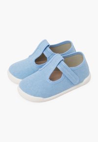 Scarpe in tela blu con una finitura testurizzata, caratterizzate da un design a T-straps e una suola in gomma bianca. Chiusura regolabile con velcro.