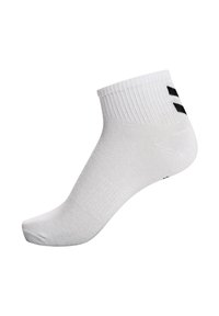 Vit ankelstrumpa gjord av andningsbart material, med ribbad mudd och svarta randiga detaljer på sidan. Utformad för komfort och passform.