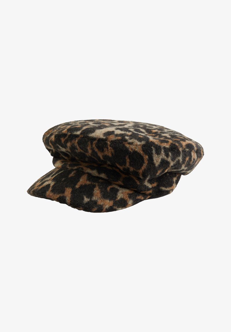Gorra de lana con estampado de leopardo, con una parte superior plana y redondeada y un ala ancha, cosida. Los colores incluyen negro, marrón y beige en un patrón texturizado.