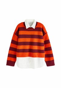 Rode en oranje gestreepte gebreide trui over een witte coltrui. Heeft een ontspannen pasvorm en ribbeltextuur aan de onderkant en mouwen.