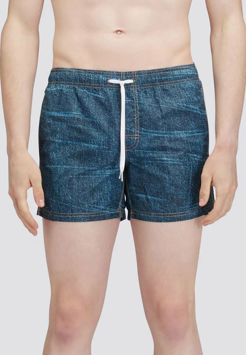 Costumi da bagno in denim blu con lacci bianchi, caratterizzati da una texture liscia e da cuciture dorate a contrasto. Lunghezza a metà coscia. Senza tasche.