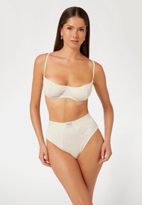 Guess TESSA BRAZILIAN - Klasični kroj - creme