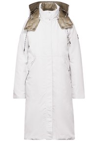 Lång vit parkas med en vadderad olivgrön krage, två sidofickor och en rak silhuett. Materialet verkar slätt med en matt yta.