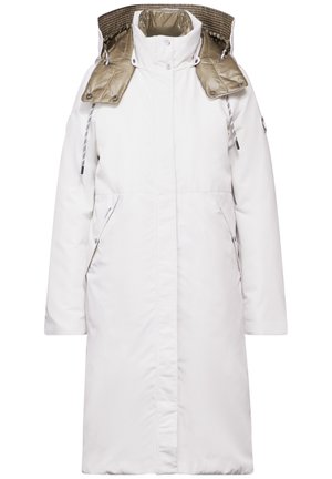 Langer weißer Parka mit einem gepolsterten olivgrünen Kragen, zwei seitlichen Taschen und einer geraden Silhouette. Das Material wirkt glatt mit einer matten Oberfläche.