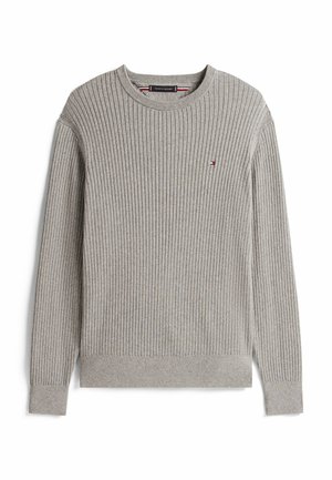 Pull en maille côtelée gris avec manches longues, encolure ronde et petit détail de logo sur la poitrine. Texture douce avec une coupe ajustée.