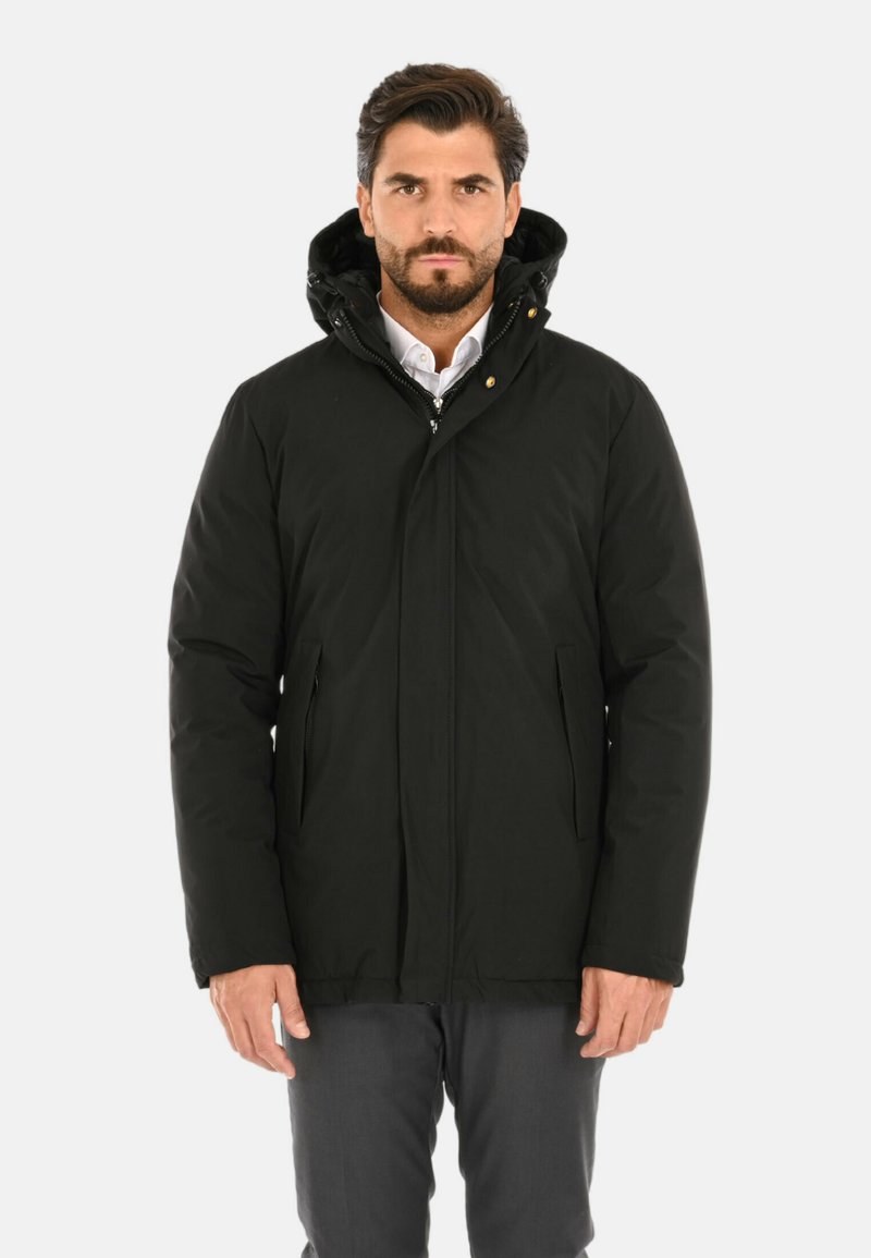 Giacca isolante nera con chiusura a zip, cappuccio e due tasche laterali. Presenta una texture liscia e un design pulito e moderno.