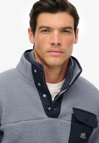 Superdry & Co FUJI HALF POPPER - Fleece trui - washed denim blue