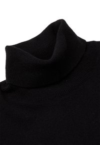 Schwarzer Strickrollkragenpullover mit umgeschlagenem, geripptem Kragen vor einem weißen Hintergrund.