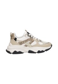 Stevige witte sneaker met beige suède, accenten van luipaardprint, metallic details, witte veters en zwarte rubberen zool.