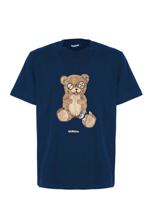 Camiseta de color azul marino con un gráfico de un oso de peluche con ojos de botón, costuras visibles y acentos coloridos. Incluye el logotipo de la marca "BARROW".