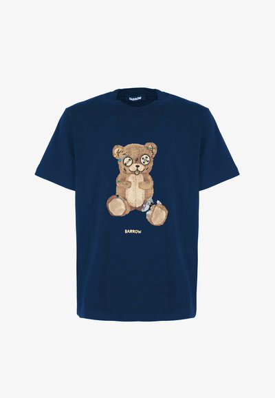 T-shirt blu navy con una grafica di un orsetto con occhi a bottone, cuciture visibili e dettagli colorati. Logo del marchio "BARROW" incluso.