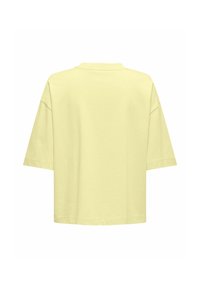 Μπεζ κίτρινο oversize κοντομάνικο T-shirt με στρογγυλή λαιμόκοψη, εμφανίζεται από πίσω σε λευκό φόντο.