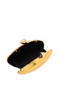 Aranyszínű fém clutch táska kerekített dizájnnal, fekete belső béléssel és biztonságos záróhardware-rel. Nyitott, bemutatva mélységét.