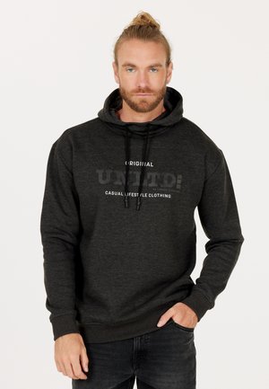 Donkergrijze hoodie met een voorzak, trekkoorden aan de capuchon en bedrukte tekst in twee kleuren. De tekst bevat "ORIGINAL" en "CASUAL LIFESTYLE CLOTHING."