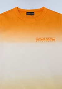 Oranssi gradientti T-paita, jossa valkoinen häivytys, uritettujen kaula-aukko ja NAPAPIJRI-maantieteellinen logo painettuna eteen. Sileä, kevyt kangas.
