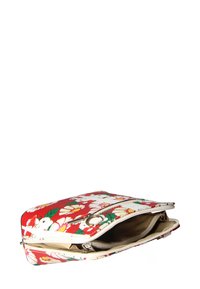 Borsa con motivo floreale rosso e chiusura con zip. Realizzata in materiale sintetico, presenta un compartimento interno e cuciture a contrasto.