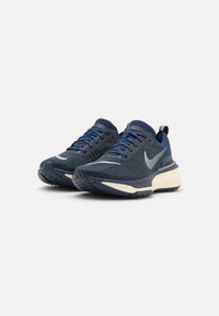 Nike Performance INVINCIBLE 3 - Utcai futócipők - college navy/metallic silver/midnight navy/black/platinum tint