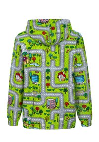 Felpa per bambini con motivo mappa stradale colorata che presenta case, alberi, stagni e strade tortuose su uno sfondo verde.