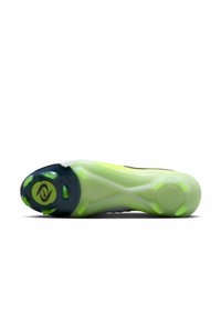 Scarpone con una suola giallo-verde, dettagli neri e turchesi. Parte superiore testurizzata e borchie prominenti per la trazione. Design leggero e affusolato.