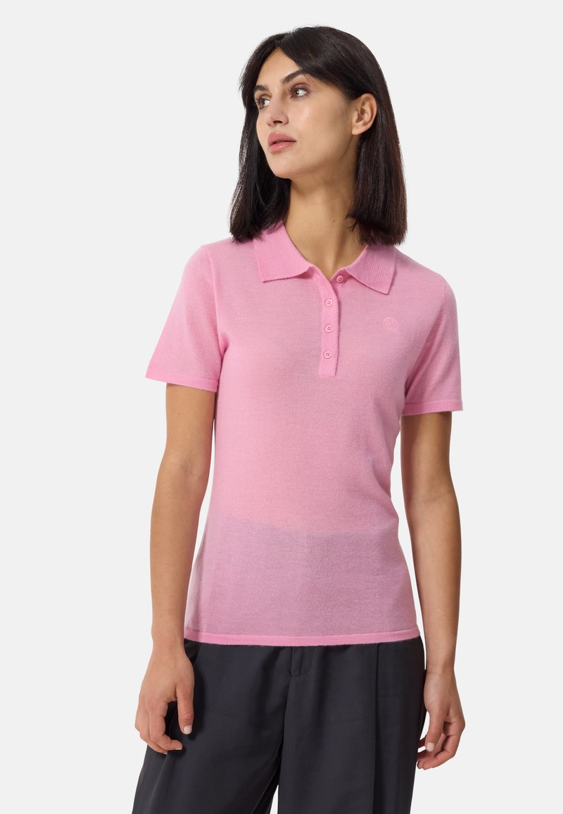 Ljusrosa polo skjorta i mjukt tyg, med krage, femknapprad och korta ärmar med subtila texturdetaljer.