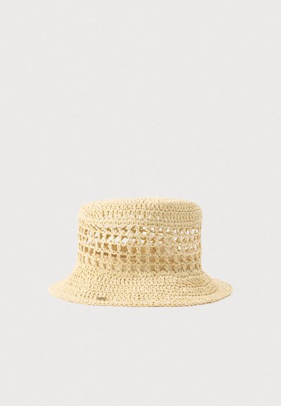 Πλεκτό ψάθινο καπέλο τύπου κάλυκα σε ανοιχτό κίτρινο με ανοιχτό σχέδιο κροσέ και φαρδύ γείσο, με υφασμένα διακοσμητικά στοιχεία για αερισμό.