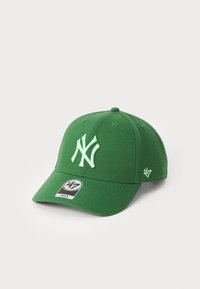 Grøn baseballkasket med et broderet lysgrønt NY-logo på fronten og et vævet mærke på skyggen. Den er lavet af stof med en struktureret form.