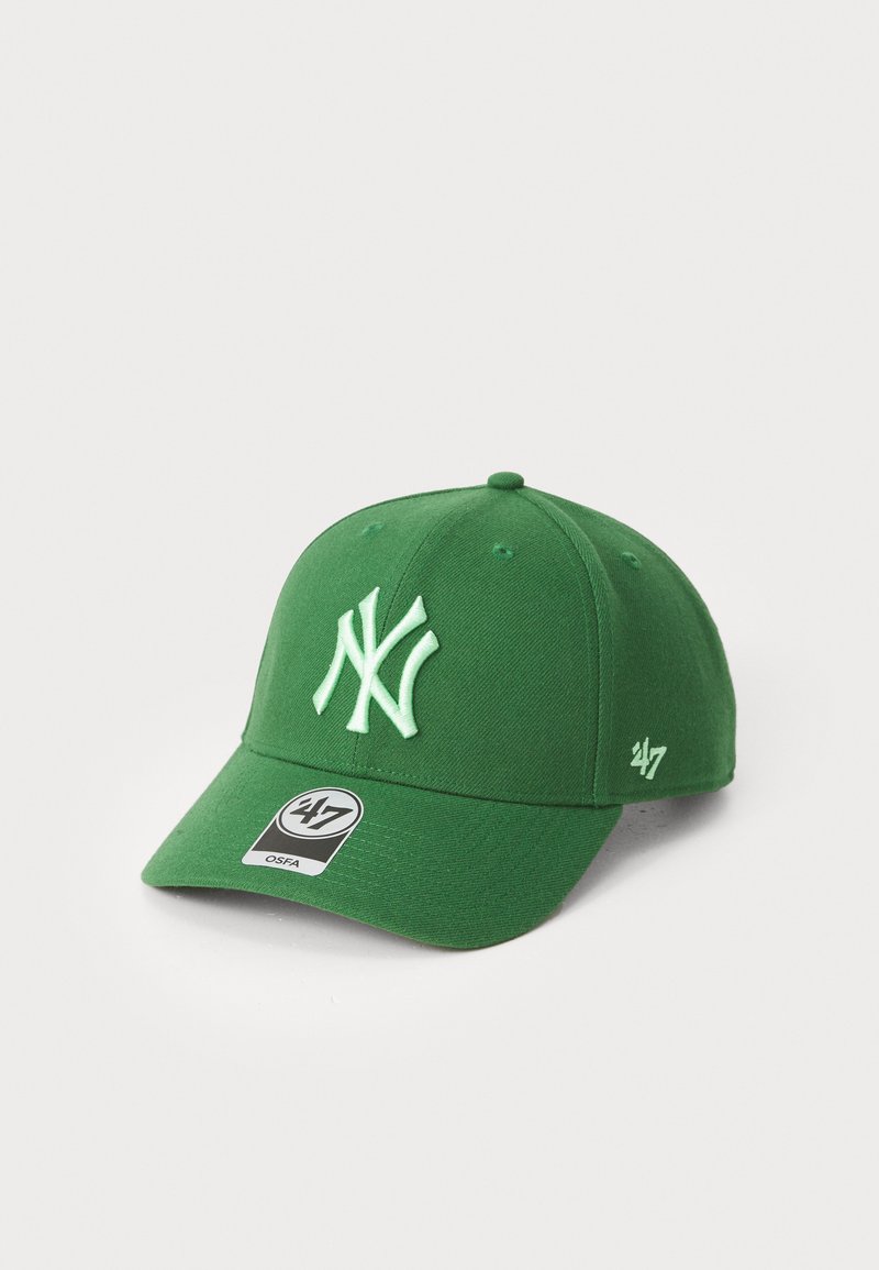 Grøn baseballkasket med et broderet lysgrønt NY-logo på fronten og et vævet mærke på skyggen. Den er lavet af stof med en struktureret form.