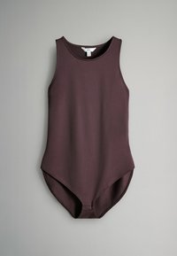 Burgundinės be rankovių bodysuit, pagamintas iš lygaus audinio; turi apvalų iškirpimą ir aukštai išpjautas kojas, puikiai prigludęs be papildomų papuošimų.