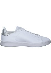 Sneaker bianco con tomaia in pelle liscia, accentuazione testurizzata in argento sul tallone, suola piatta e design tradizionale con lacci.