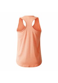 Pfirsichfarbener Racerback-Tanktop mit glatter Textur, leicht gewelltem Saum und minimaler Naht. Leichter Stoff, geeignet für Sportbekleidung.