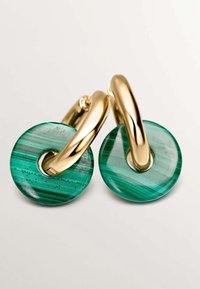 Los pendientes de oro en forma de aro presentan discos circulares que imitan el malaquita en tonos de verde, con patrones rayados distintos y un agujero central.