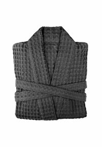 Harmaa teksturoitu kylpytakki, jossa on kudottu kuvio, ominaisuudet kietoutuvassa muotoilussa ja sidottavassa vyössä. Pehmeä kangas, jossa on kodikas ulkonäkö.