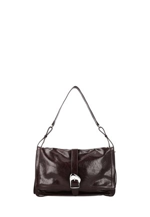 Sac à épaule en cuir brillant marron foncé avec une boucle argentée et une seule bandoulière réglable.