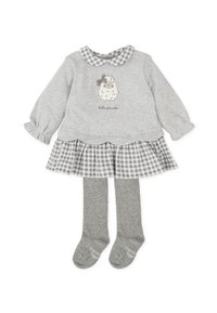 Vestido gris de manga larga con dobladillo en forma de onda y falda a cuadros, que presenta un bordado de oveja. Incluye unas medias grises con detalle en los pies.