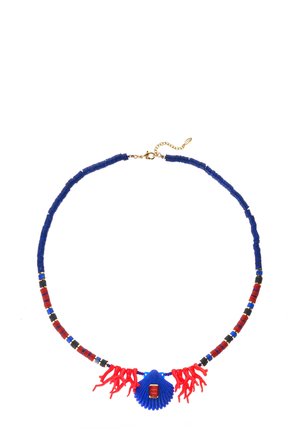 Collier bleu avec des perles texturées, des accents en corail rouge et un design central en coquille avec une gemme rouge carrée. Fermoir en métal doré inclus.
