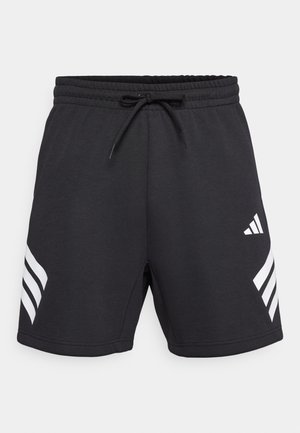 Pantaloni shorts neri con vita regolabile tramite cordino, caratterizzati da strisce diagonali bianche su entrambi i lati e una texture del tessuto liscia e morbida.