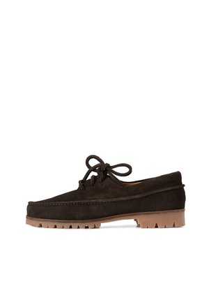 Tamsiai rudos spalvos zomšiniai laisvalaikio batai su raišteliais priekyje ir tvirta ruda gumine padais, parodyti šoniniu profiliu ant baltos fono.