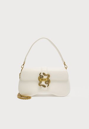 Witte leren handtas met gouden slangensluiting en kettingdetail, enkele bovenhandgreep en Just Cavalli-logo aan de voorkant.