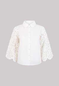 Witte blouse met contrasterende kanten klokmouwen met bloempatronen en een kraag. Gladde stof met verfijnde details.