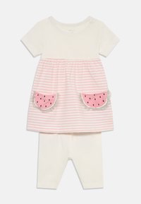 Kratke rokave, bela majica s roza črtami, z aplikacijami v obliki lubenice na žepu; kombinirana z enobarvnimi belimi leggins. Mehka bombažna tkanina.