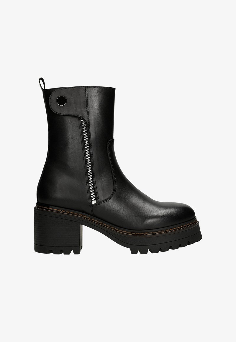Zwarte leren enkellaars met een stevige hak, zijritssluiting en decoratieve stiksels langs de zool. Voorzien van een aantrekluikje aan de achterkant.