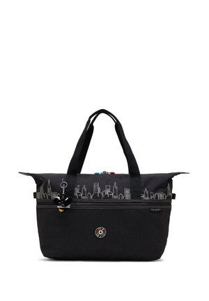 Schwarze Tragetasche mit Stadt-Skyline-Druck, zwei schwarzen Griffen, Frontreißverschlusstasche und Schlüsselanhänger mit kleinem Plüschtier.