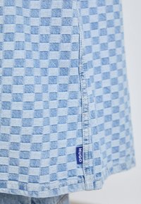 HUGO GARENA - Mantel - light/pastel blue