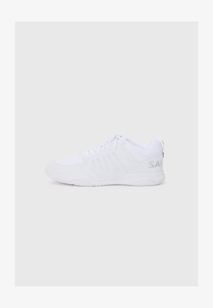 Baskets de sport blanches avec une tige texturée, des lacets et une semelle en caoutchouc solide. Marque notable sur le côté et le talon en gris.