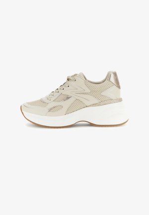 Beżowy sneaker z koronkowymi sznurowadłami, panelami z siateczki i skóry, grubą białą podeszwą oraz metalicznym akcentem na pięcie, pokazany z profilu skierowanego w lewo.