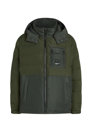 Giacca a vento verde con collo alto, chiusura con zip, grande tasca frontale e tessuto testurizzato con dettagli lisci.