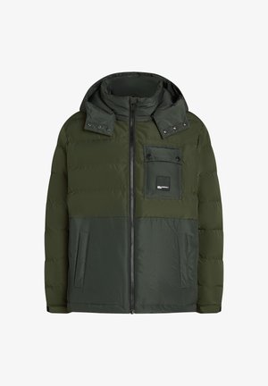 Casaco puffer verde com gola alta, fecho com zíper, grande bolso frontal e tecido texturizado com acabamentos suaves.